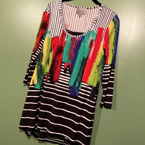 Ritchie Silver Graphic Tunic with Black tank - Picture 2 of 10